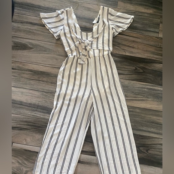 Woman’s romper white pin stripped size Small NEW with tags - Picture 4 of 6